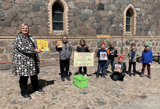 Sarah Polzer-Storek mit Kindern des Hortes "Am Albrechtsberg"