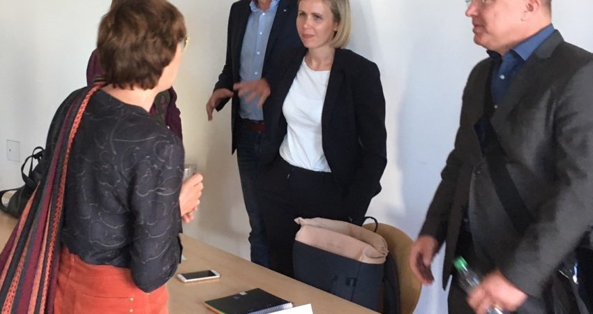 Katja Hoyer (M.) im Gespräch beim Runden Tisch