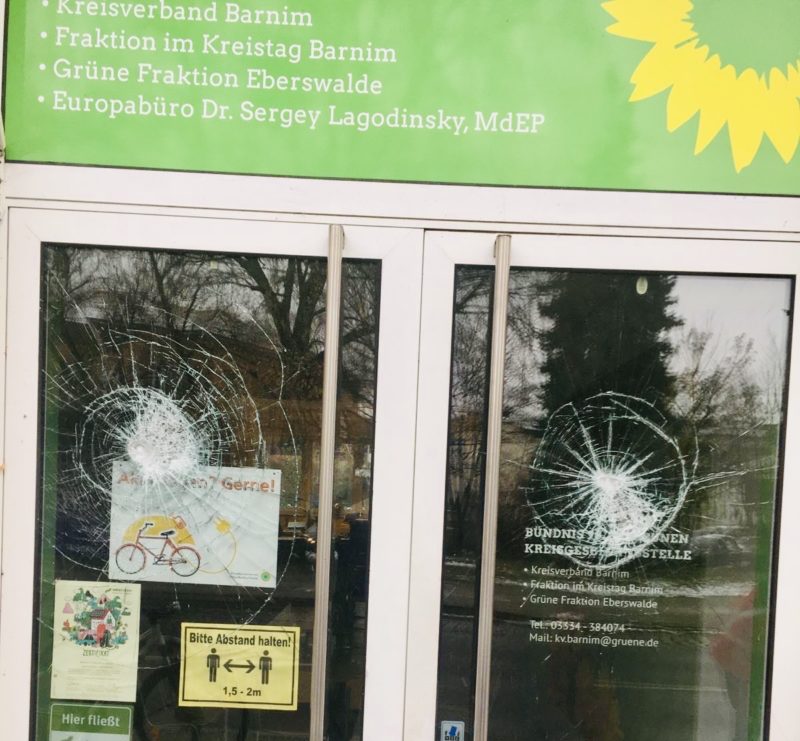 Massive Gewalt gegen grünes Bürgerbüro